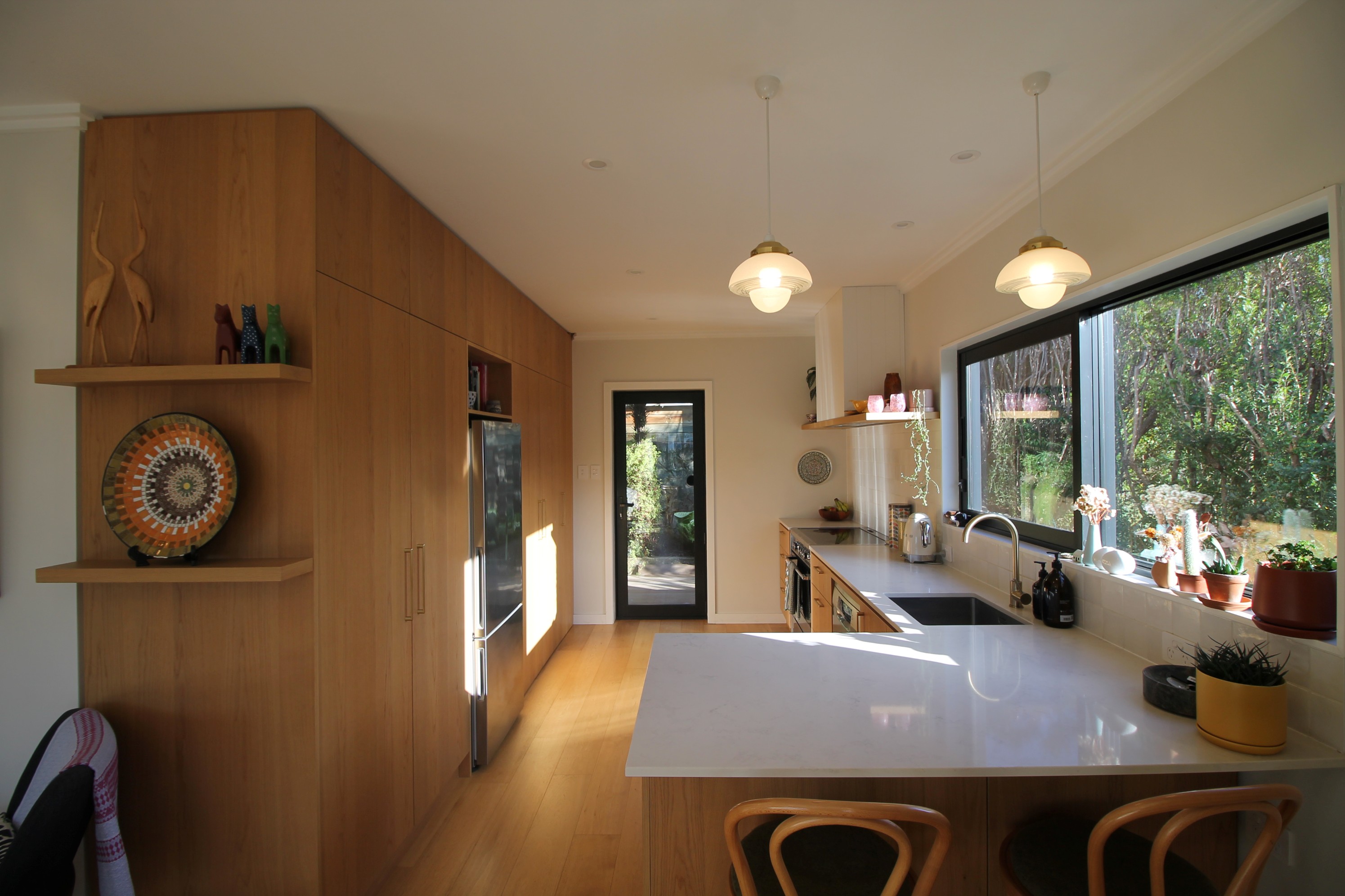 kitchen-design-oak-veneer-joinery-composite-bench-pendant-light-katipo-design