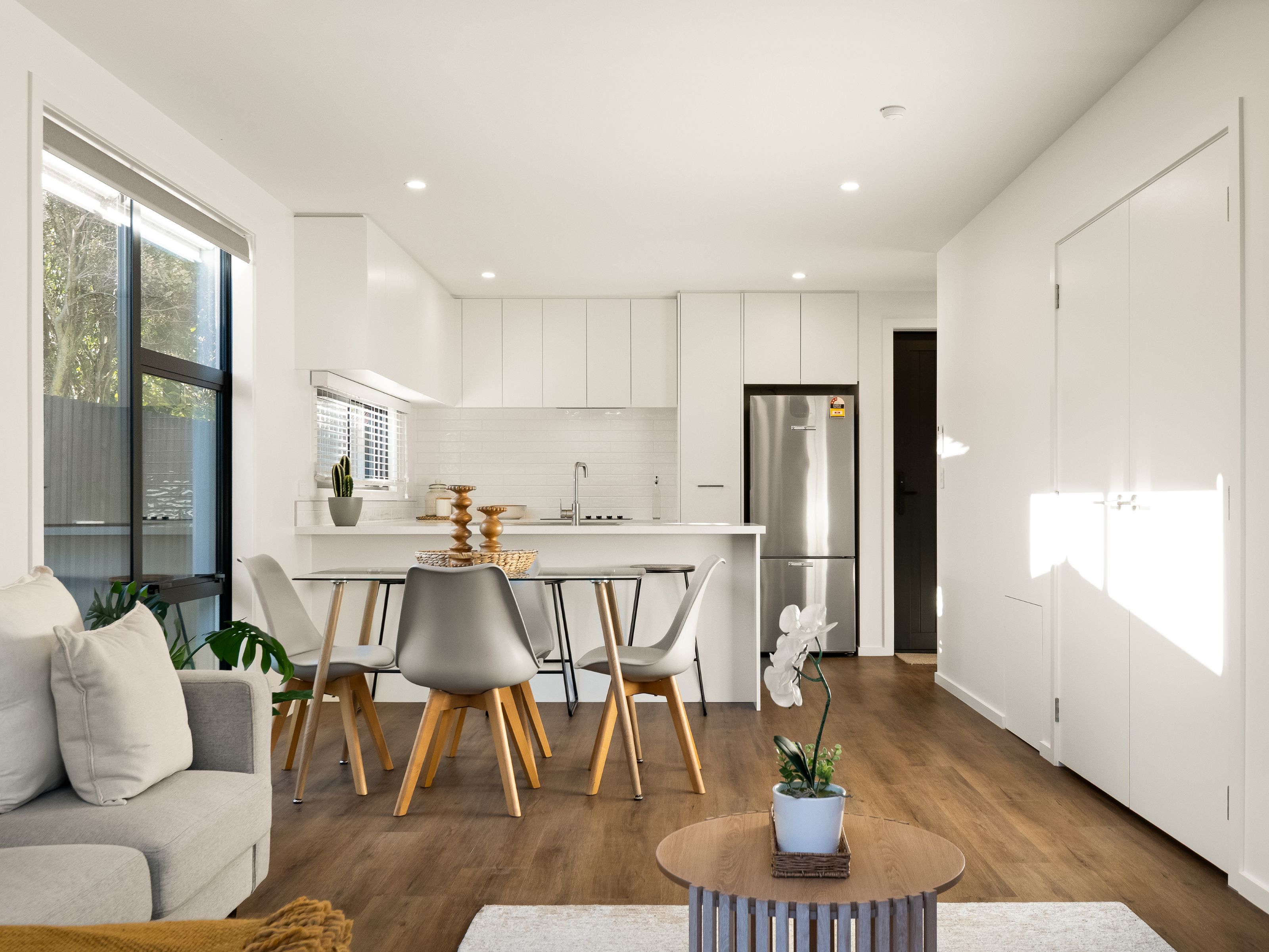 kitchen-dining-living-neutral-colour-paint-LVT-looselay-vinyl-planks