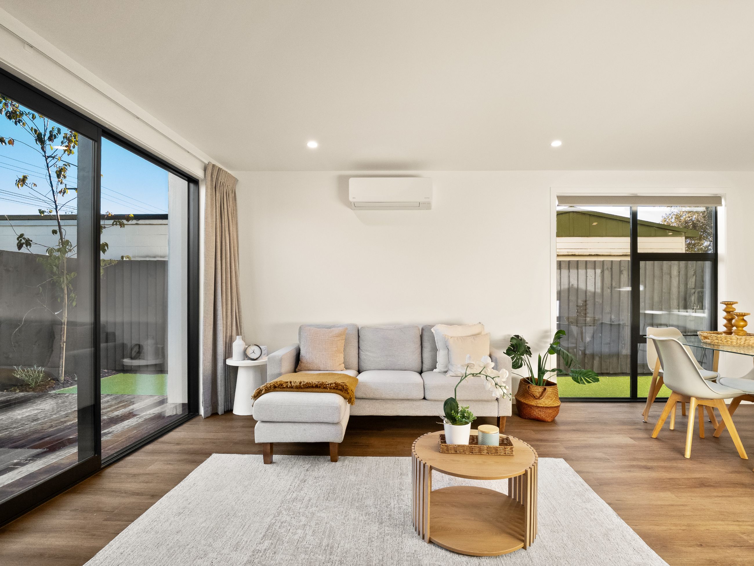 living-neutral-colour-sliding-aluminium-doors-hardwood-kwila-deck